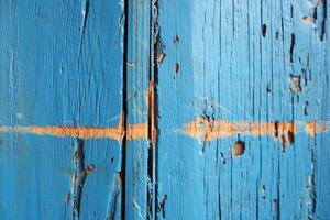 dichtbij omhoog van een elektrisch blauw houten deur met pellen verf foto