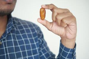 dichtbij omhoog van hand- Holding een datum fruit foto