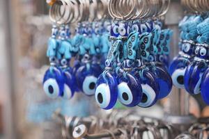 een bundel van blauw onheil oog sleutelhangers hangende Aan een plank foto