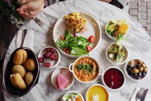 top visie van Turks ontbijt Aan tafel foto