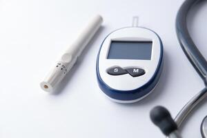 close-up van diabetische meetinstrumenten en pillen op gekleurde achtergrond foto