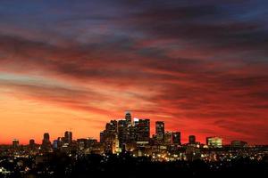 kleurrijke zonsondergang in het centrum van Los Angeles, Zuid-Californië foto