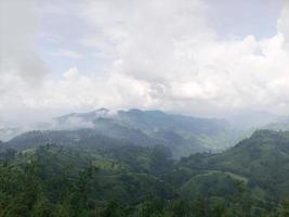 heuvel natuurfotografie met bewolkte lucht foto