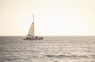 zeilboot op zonsondergang foto