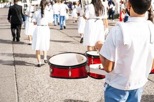 handen van een percussionist spelen een instrument in een optocht. foto