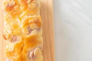 taro toastbrood op een houten bord foto
