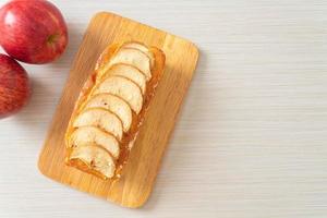 Appelbrood verkruimeld op een houten bord