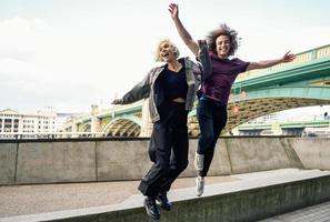 grappig paar dat dichtbij de Southwark-brug over de rivier de Theems springt, Londen foto