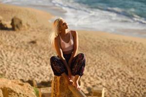 vrouw geniet van de zonsondergang op een prachtig strand foto