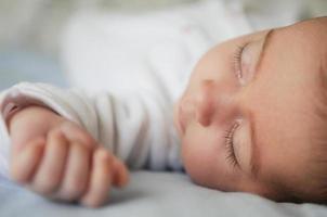 pasgeboren babymeisje slaapt op blauwe lakens foto