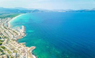 stadsgezicht en strand drone landschap panorama kan picafort mallorca spanje. foto