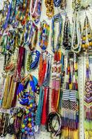 kleurrijke afrikaanse armbanden, kettingen en sieraden, kaapstad. foto