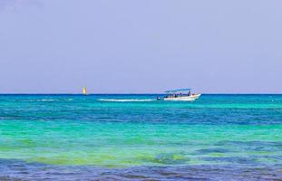 boten jachten tussen het eiland Cozumel en Playa del Carmen Mexico. foto