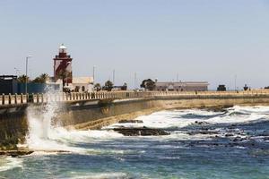 sterke golven zee punt promenade kaapstad, zuid-afrika. foto