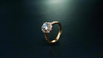 foto van een kleine gebloemde diamanten ring met een zwarte achtergrond