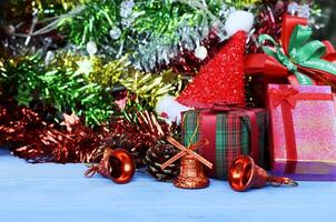 kerstcadeaudoos en kerstmuts en decoraties achtergronden foto