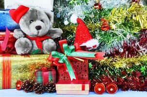 kerstversiering met teddy pop en cadeau foto