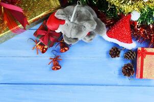 kerstversieringen met teedy en geschenkdoos-achtergronden hierboven foto