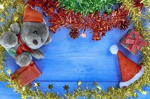kerstvakantie achtergrond met teddy en kerstmuts en decoraties achtergronden hierboven. plaats voor uw tekst