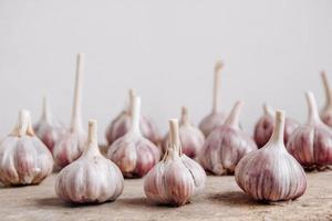 knoflook ligt op een rij op een rustieke houten achtergrond foto