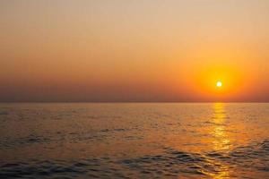 zonsondergang op zee. verscheidenheid aan kleuren en tinten van de rijzende zon