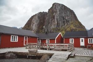 noorwegen rorbu huizen en bergen rotsen over fjord landschap scandinavische reizen bekijken lofoten eilanden. natuurlijk scandinavisch landschap. foto