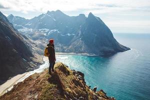man staat alleen op de rand van de klif en geniet van luchtfoto backpacken levensstijl reizen avontuur outdoor vakanties foto