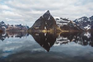 noorwegen berg op de eilanden lofoten. natuurlijk scandinavisch landschap foto