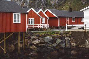 noorwegen rorbu huizen en bergen rotsen over fjord landschap scandinavische reizen bekijken lofoten eilanden. natuurlijk scandinavisch landschap. foto