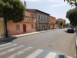 telti, Italië, juli 2, 2021, de straten en gebouwen van een klein stad- in Sardinië. foto