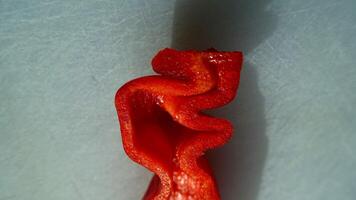 foto van de hoofd van een rood peper besnoeiing in voor de helft.