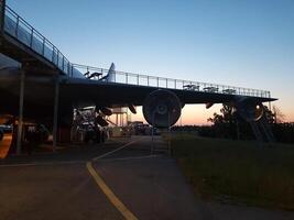 een resting Jet Bij de luchthaven Bij dageraad foto