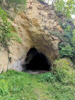 grot Ingang Bij oud stad, stari grad Bij krapina, Kroatië, provincie hrvatsko zagorje, neanderthaler grot, husnjakovo foto