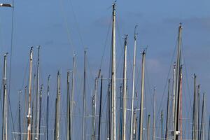 masten in de haven tegen de blauw lucht. foto