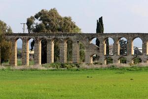 een oude aquaduct voor leveren water naar bevolkt gebieden. foto