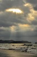 een stormachtige zonsondergang op het strand foto