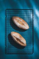 stokbrood op blauwe houten tafel foto