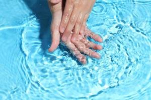 vrouw die handen in water wast om ademhalingsbacteriën en virussen te verwijderen. foto