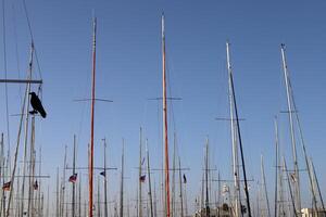 masten in de haven tegen de blauw lucht. foto