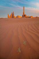 totempaal en zandduinen in monument valley, arizona usa foto