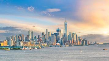 stadsgezicht van de skyline van manhattan bij zonsondergang, new york city foto