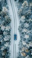 besneeuwd weg gefilmd van bovenstaand met een drone, winter landschap foto