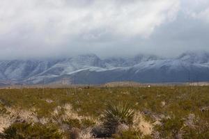 franklin-bergen aan de westkant van el paso, texas, bedekt met sneeuw, kijkend naar trans-bergweg foto