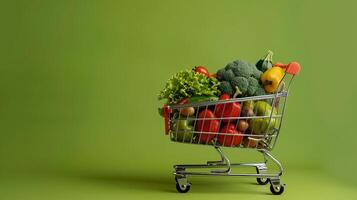 geïsoleerd boodschappen doen kar met gezond voedsel Aan de groen achtergrond foto