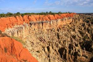 het prachtige uitzicht en het spectaculaire landschap van miradoura da lua gezichtspunt van de maan buiten de stad luanda, angola. foto