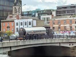 guinness vrachtauto het rijden trog Dublin stad in Ierland, gebouwen en architectuur achtergrond, stadsgezicht foto