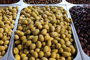 gepekeld en gezouten groenten zijn verkocht Bij een stad bazaar in Israël. foto