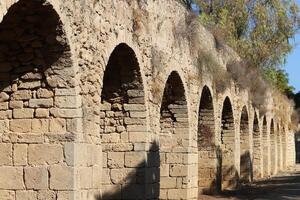 een oude aquaduct voor leveren water naar bevolkt gebieden. foto