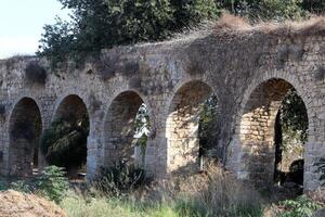 een oude aquaduct voor leveren water naar bevolkt gebieden. foto