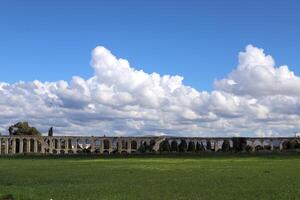 een oude aquaduct voor leveren water naar bevolkt gebieden. foto